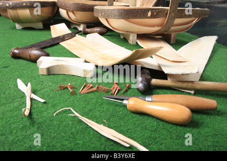 Carl Sadler rendendo Trugs giardino nel suo laboratorio a Malmesbury Wilts Foto Stock