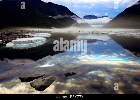 La formazione di nebbia nel fiume Kongakut valle come una tempesta passa a mezzanotte in Arctic National Wildlife Refuge dell Alaska Foto Stock