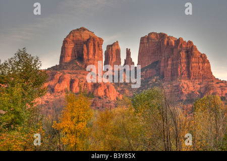 AZ, Arizona, Sedona, Luna Crescente Area ricreativa, Red Rock Crossing, Cattedrale Rock e alberi con Autunno a colori Foto Stock