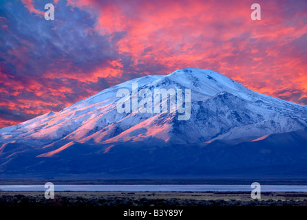 Pueblo Mountain a sunrise OregonClouds su Oregon Alpine Sky è stato aggiunto Foto Stock