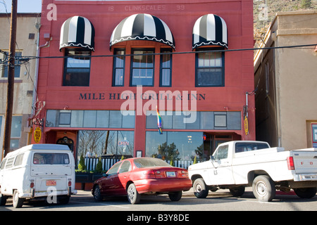 AZ, Arizona, Girolamo, rame storica città mineraria, fondata nel 1876, edificio Clinkscales:1899, casa di Mile High Grill & Inn Foto Stock