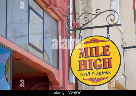 AZ, Arizona, Girolamo, rame storica città mineraria, fondata nel 1876, edificio Clinkscales:1899, casa di Mile High Grill & Inn Foto Stock