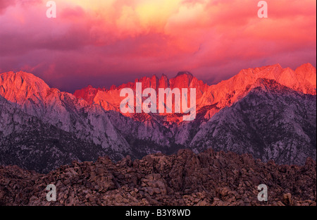 Stati Uniti, California, Alabama Hills. Tempesta di clearing al tramonto sul Monte Whitney e l Est Sierras. Foto Stock