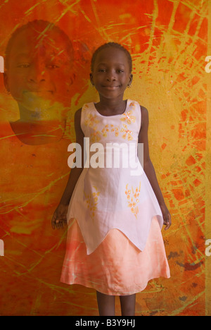 Montaggio di due immagini di una giovane ragazza senegalese Foto Stock