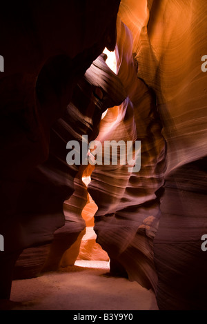 Abbassare Antelope Canyon di arenaria rossa e striature alte pareti curve formata nel tempo da erosione di acqua Navajo American terre indiane Arizona Southwest USA Foto Stock