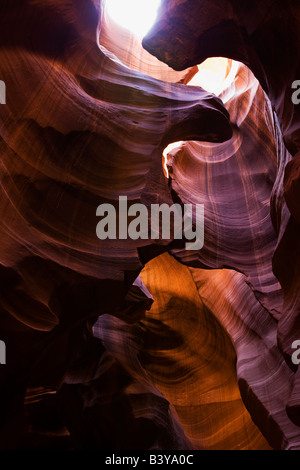 Abbassare Antelope Canyon di arenaria rossa e striature alte pareti curve formata nel tempo da erosione di acqua Navajo American terre indiane Arizona Southwest USA Foto Stock