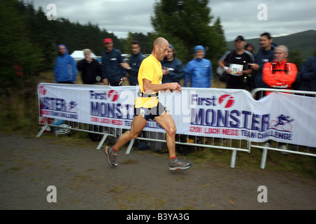 Runner competere nel primo Monster Duathlon sulla Great Glen modo attorno a Loch Ness, Highlands, Scotland, Regno Unito Foto Stock