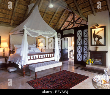 Sud Africa, Thornybush Game Reserve, Royal Malewane. Lussuosamente arredata camera da letto in una delle 9 suite Foto Stock