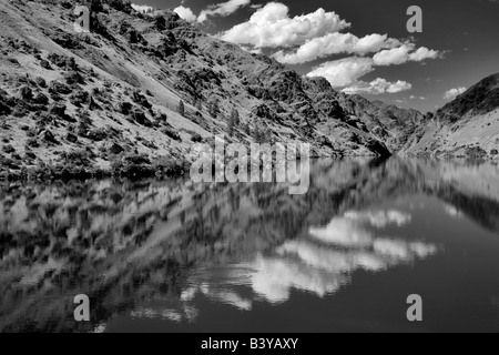 La riflessione in Hell s Canyon Dam Hell s Canyon National Recreation zone Oregon Idaho Foto Stock