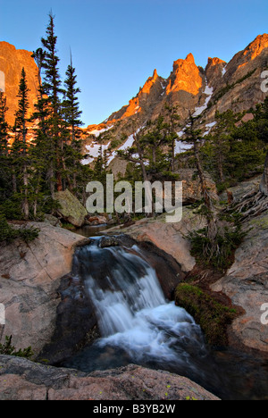 Stati Uniti d'America, Colorado, Rocky Mountain NP. Tyndall Creek e Hallet picco a sunrise. Foto Stock