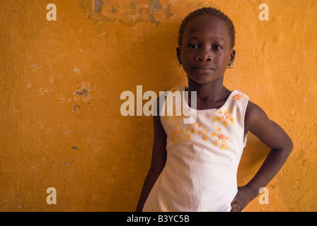 Ritratto di una giovane ragazza senegalese Foto Stock