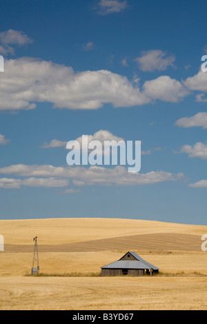 ID, il Palouse, vecchio fienile, i terreni agricoli e le nuvole Foto Stock