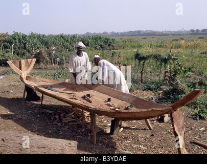 Sudan, Khartoum, Omdurman. Maestri d'ascia musulmani a costruire un piccolo feluca (un di legno barca a vela usato sul Nilo in Sudan ed Egitto) Foto Stock