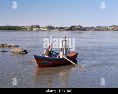 Sudan, Fiume Nilo, Quarta Cataratta. I pescatori di Nubian orgogliosamente mostrare le loro catture in una sezione di rocce e rapide sul fiume Nilo - il Shaallal arraabia o quarta cataratta. Questo tratto di fiume sarà allagato nel 2008 quando un enorme finanziato araba, cinese-costruito, idro-diga elettrica sarà completato. Già alcuni villaggi sono stati ri-situato a colture irrigue lontano. Foto Stock