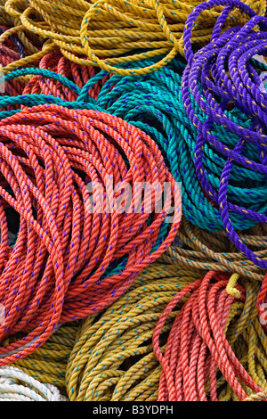 Corde colorate sul dock, Rockport Harbour, Rockport, Maine Foto Stock