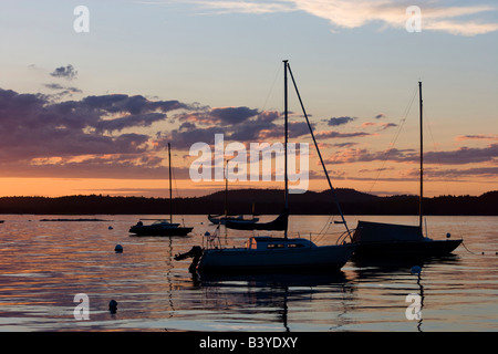 Il tramonto visto da poco Deer Isle, Maine. Penobscot Bay. Foto Stock