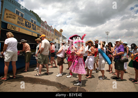 Lungo le linee per il tè freddo si formano durante il Jazz di New Orleans e Heritage Festival maggio su 1, 2008, New Orleans, Louisiana, Stati Uniti d'America. Foto Stock