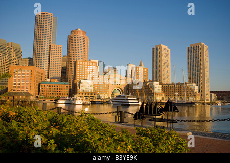 Sunrise sullo skyline di Boston dal lungo il seawall a John Joseph Moakley Federal Courthouse, Boston, Massachusetts Foto Stock