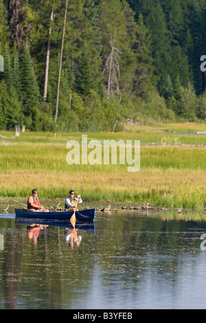 Giovane canoa sulla tomaia Stillwater Lake nel Montana modello rilasciato Foto Stock