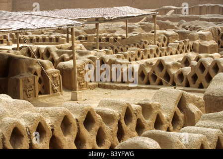 Perù Trujillo, Chan Chan. Il ben conservato adobe rovine del Royal Tschudi composto nel sito Chimú di Chan Chan nel nord del Perù. Costruito intorno al 1300 D.C. e copertura di 28 km quadrati, Chan Chan è il più grande di pre-colombiana città nelle Americhe e il più grande insediamento di adobe nel mondo. Foto Stock