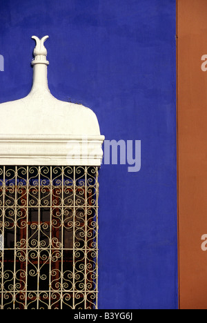 Ferro battuto l'intelaiatura e sfumature pastello di un palazzo coloniale in Plaza de Armas in Trujillo, Perú. La città in Perù nord, fu fondata da Francisco Pizarro nel 1535. Foto Stock