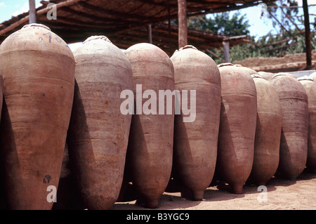 Righe di pisqueras (vasetti di terracotta) presso la Bodega El Catador nella periferia di Ica in Perù. I vasetti sono utilizzati nel processo di fermentazione di Pisco, Perù la bevanda nazionale. Foto Stock