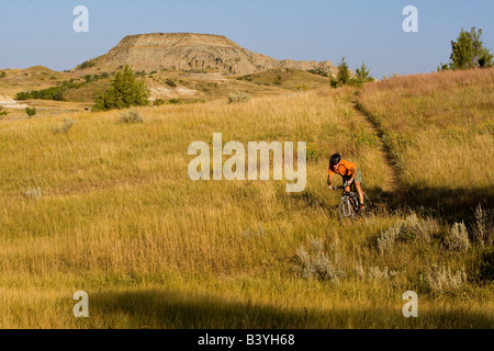 Mountain biker sulla Maah Daah Hey Trail in Little Missouri National praterie del Nord Dakota modello rilasciato Foto Stock