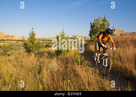 Mountain biker sulla Maah Daah Hey Trail in Little Missouri National praterie del Nord Dakota modello rilasciato Foto Stock