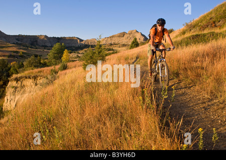 Mountain biker sulla Maah Daah Hey Trail in Little Missouri National praterie del Nord Dakota modello rilasciato Foto Stock