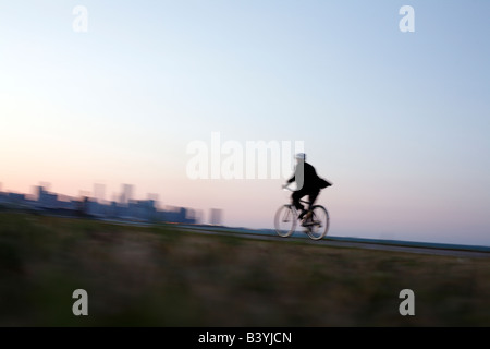 Uomo in tuta bicicletta passeggiate lungo il lago di Chicago Foto Stock