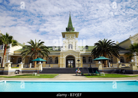 Il Swakopmund Hotel, ospitato nella ex stazione ferroviaria di Swakopmund, Namibia. Foto Stock