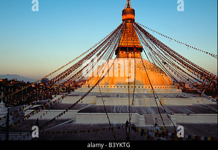 Il Nepal, Chabahil. Il grande stupa di torri Boudinath oltre il distretto di Chabahil e rimane uno dei grandi scambi Newari c Foto Stock