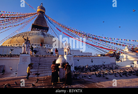 Il Nepal, Chabahil. Il grande stupa di torri Boudinath oltre il distretto di Chabahil e rimane uno dei grandi scambi Newari c Foto Stock