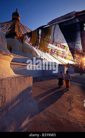Il Nepal, Chabahil. Il grande stupa di torri Boudinath oltre il distretto di Chabahil e rimane uno dei grandi scambi Newari c Foto Stock