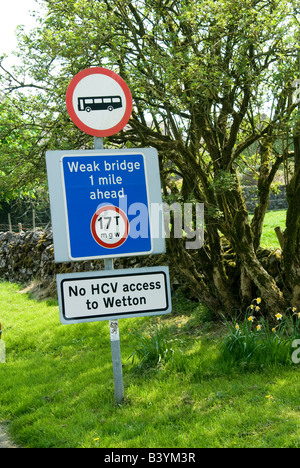 Cartello stradale nel Derbyshire campagna mostra l'accesso per gli autobus ponte debole con un peso lordo massimo di restrizione e nessuna hcvs Foto Stock