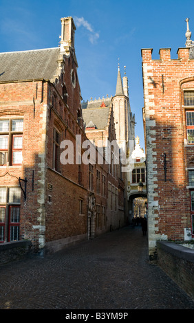 Vista sulla città vecchia addetto dell'ufficio a Blinde Ezelstraat dal vecchio mercato del pesce in Bruges Foto Stock