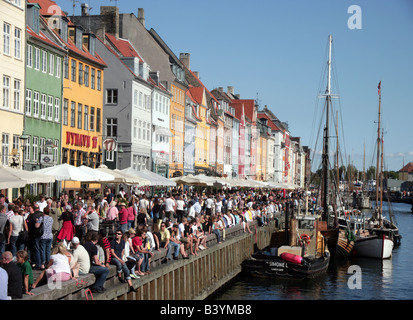 La folla sulla banchina a Nyhavn, Copenaghen Foto Stock