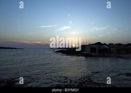 La piccola baia al tramonto nel sud di Maiorca Foto Stock
