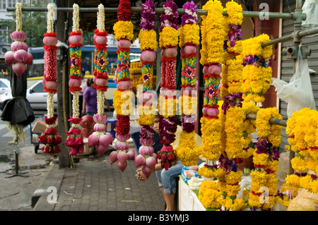 Tagete ghirlande per la vendita al di fuori di un tempio indù a Bangkok in Tailandia Foto Stock