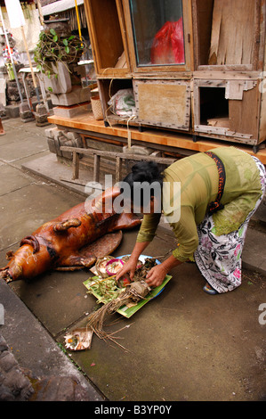 Bbq di maiale rituale durante le celebrazioni galungan al tempio di famiglia , ubud , isola di Bali , Indonesia Foto Stock