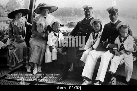 Guglielmo II, 27.1.1859 - 4.6.1941, imperatore tedesco 15.6.1888 - 9.11.1918, a tutta lunghezza, con i suoi figli e i grandi figli a bordo dello yacht 'Hohenzoller', foto da cartolina. Jergensen, Kiel, 1912, , Foto Stock