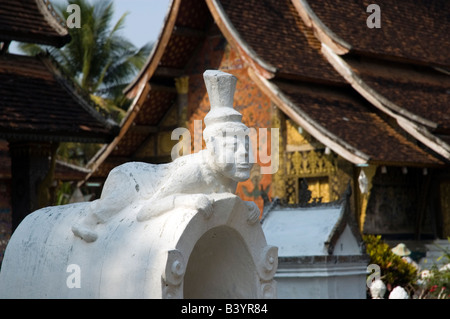 La figura nella parte anteriore dell'albero della vita mosaico sul retro della sim al Wat Xieng Thong, Luang Prabang, Laos Foto Stock