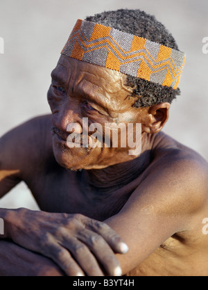 La Namibia, Bushmanland Orientale, Tsumkwe. Un vecchio !KUNG l'uomo. Il !KUNG San sono cacciatori-raccoglitori, spesso indicati come i Boscimani. Essi Foto Stock