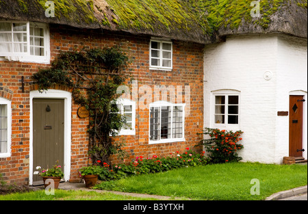 Tipico paese di paglia village cottage in zone rurali poco Bedwyn, Wiltshire, Inghilterra, Regno Unito Foto Stock