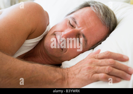 Uomo disteso nel letto Foto Stock