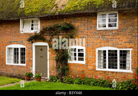 Tipici cottage con tetto in paglia in un paese di lingua inglese villaggio nel Wiltshire. Prese a poco Bedwyn, Wiltshire, Inghilterra, Regno Unito Foto Stock