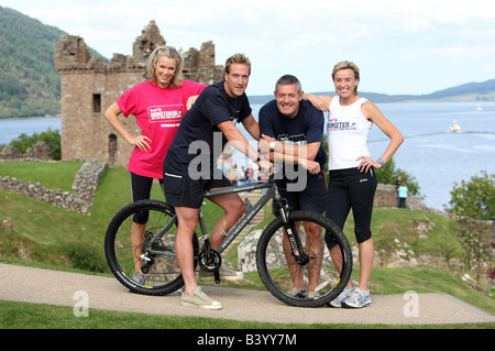 Celebrità Nell McAndrew, Ben Fogle, Gavin Hastings, Liz McColgan al Castello Urquhart per competere nel primo Monster Duathlon Foto Stock