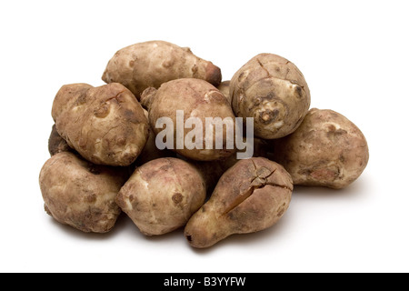 Un mucchio di fango organico di topinambur isolato su bianco Foto Stock