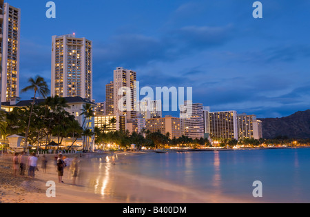 La spiaggia di Waikiki al tramonto Honolulu Oahu Oceano Pacifico Hawaii USA Foto Stock