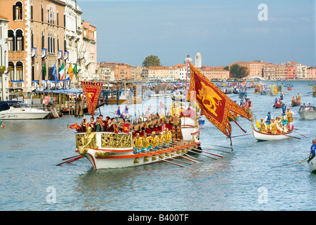 Imbarcazioni decorate sul Canal Grande a Venezia per la Regata Storica che si svolge nel mese di settembre Foto Stock